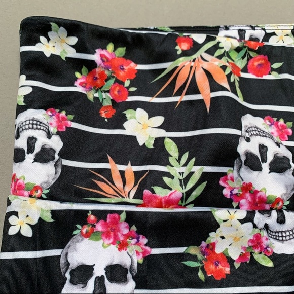 Torrid Tropical Skulls Stretchy Skirt, 4x. - Picture 7 of 9